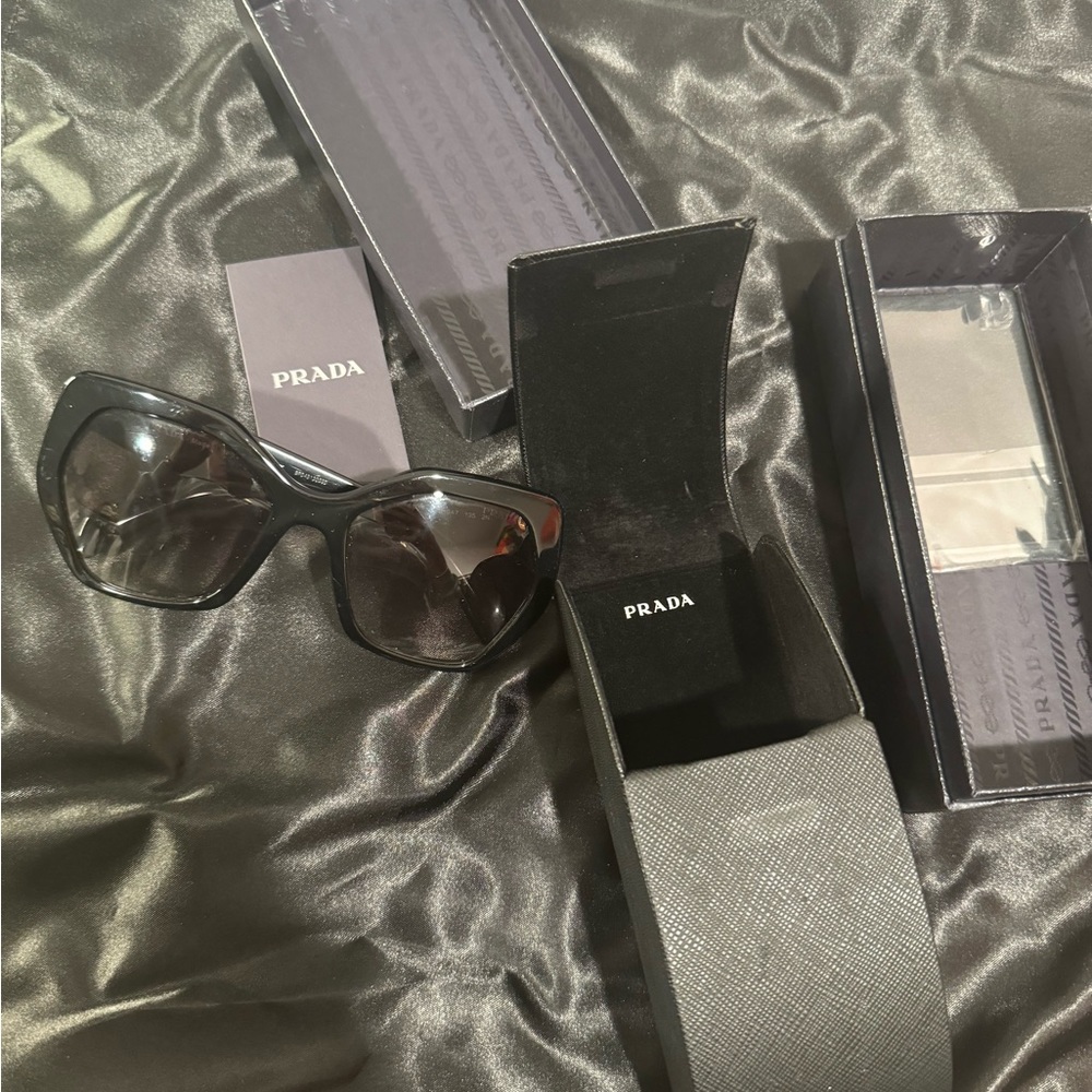 Prada sunglasses - Picture 6 of 8
